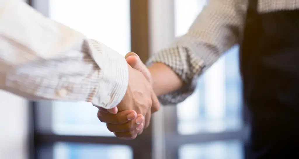 restaurant-ownership-shaking-hands